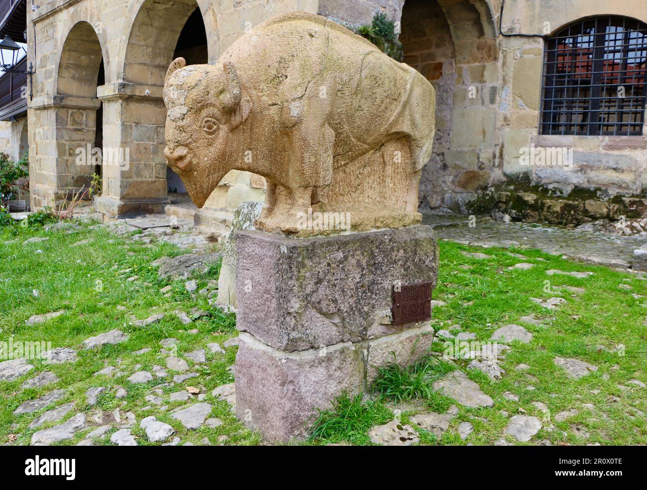 La scultura di bisonte di Jesús otero Plaza de Ramón y Pelayo Santillana del Mar Cantabria Spagna Foto Stock