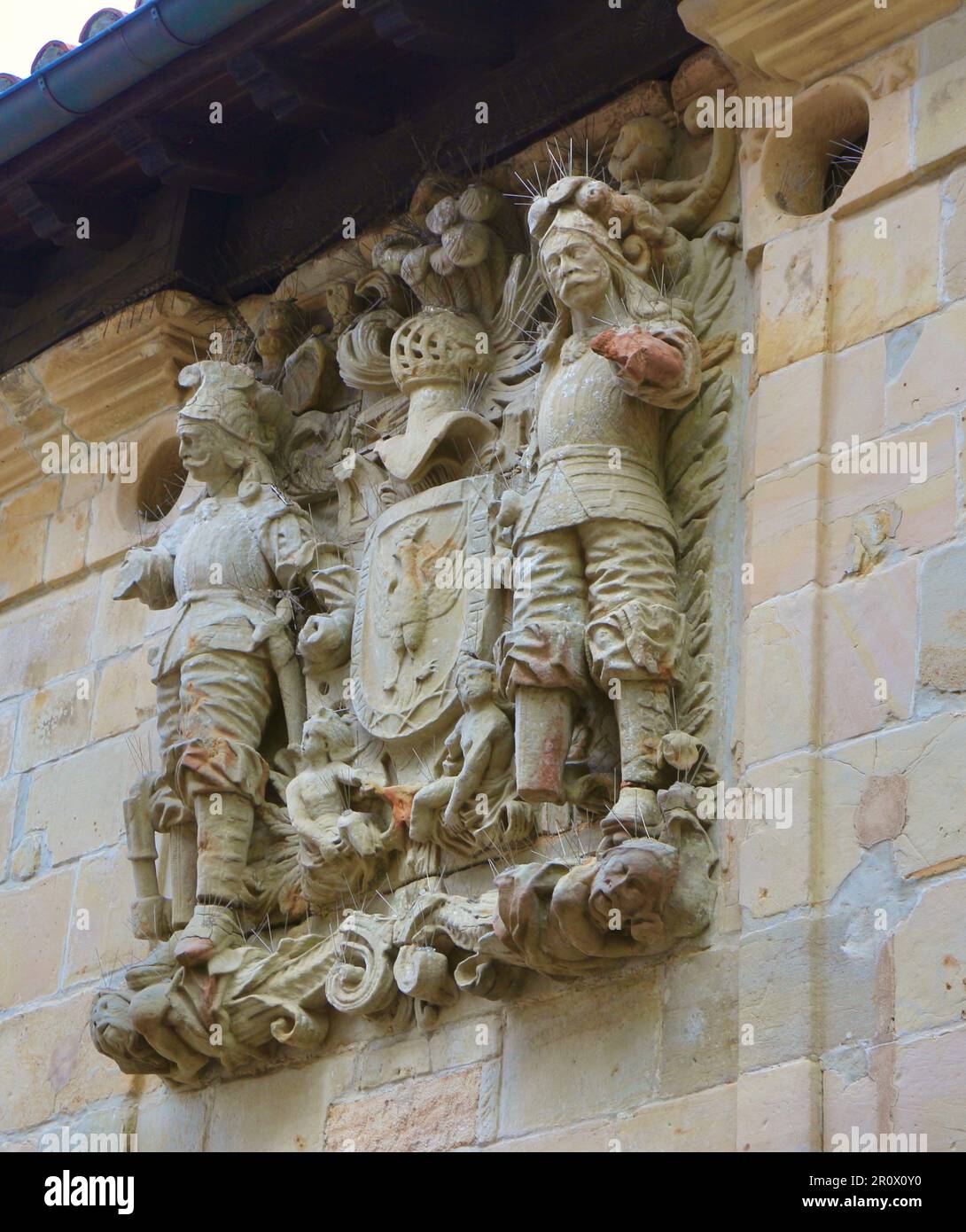 Stemma in pietra scolpita in una casa a Santillana del Mar Cantabria Spagna Foto Stock