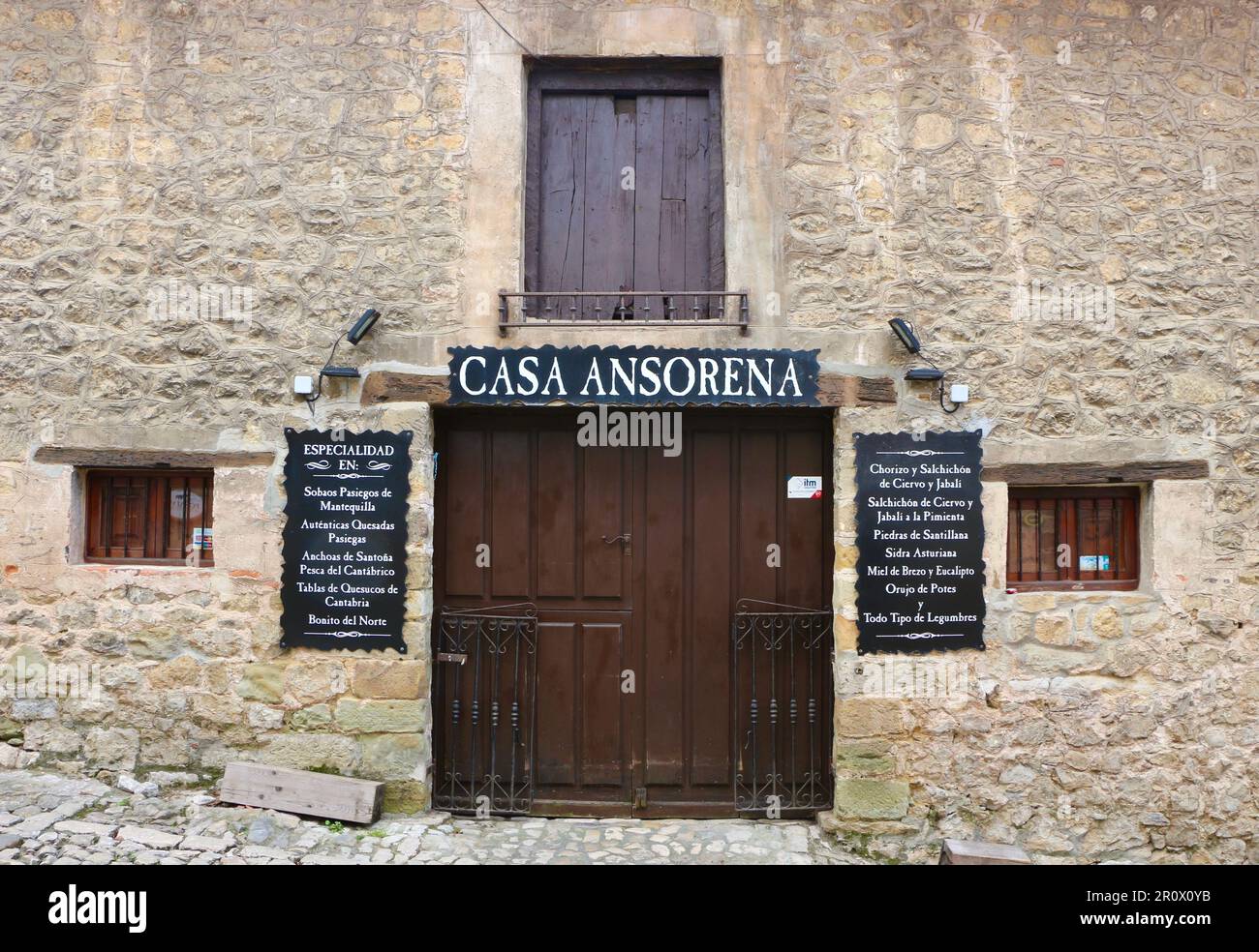 Chiuso il tradizionale negozio di specialità spagnole Casa ANSORENA ingresso Santillana del Mar Cantabria Spagna Foto Stock