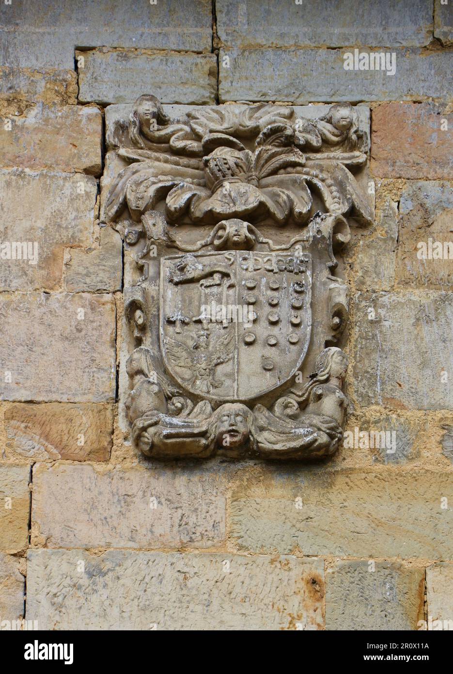 Stemma in pietra scolpita in una casa a Santillana del Mar Cantabria Spagna Foto Stock