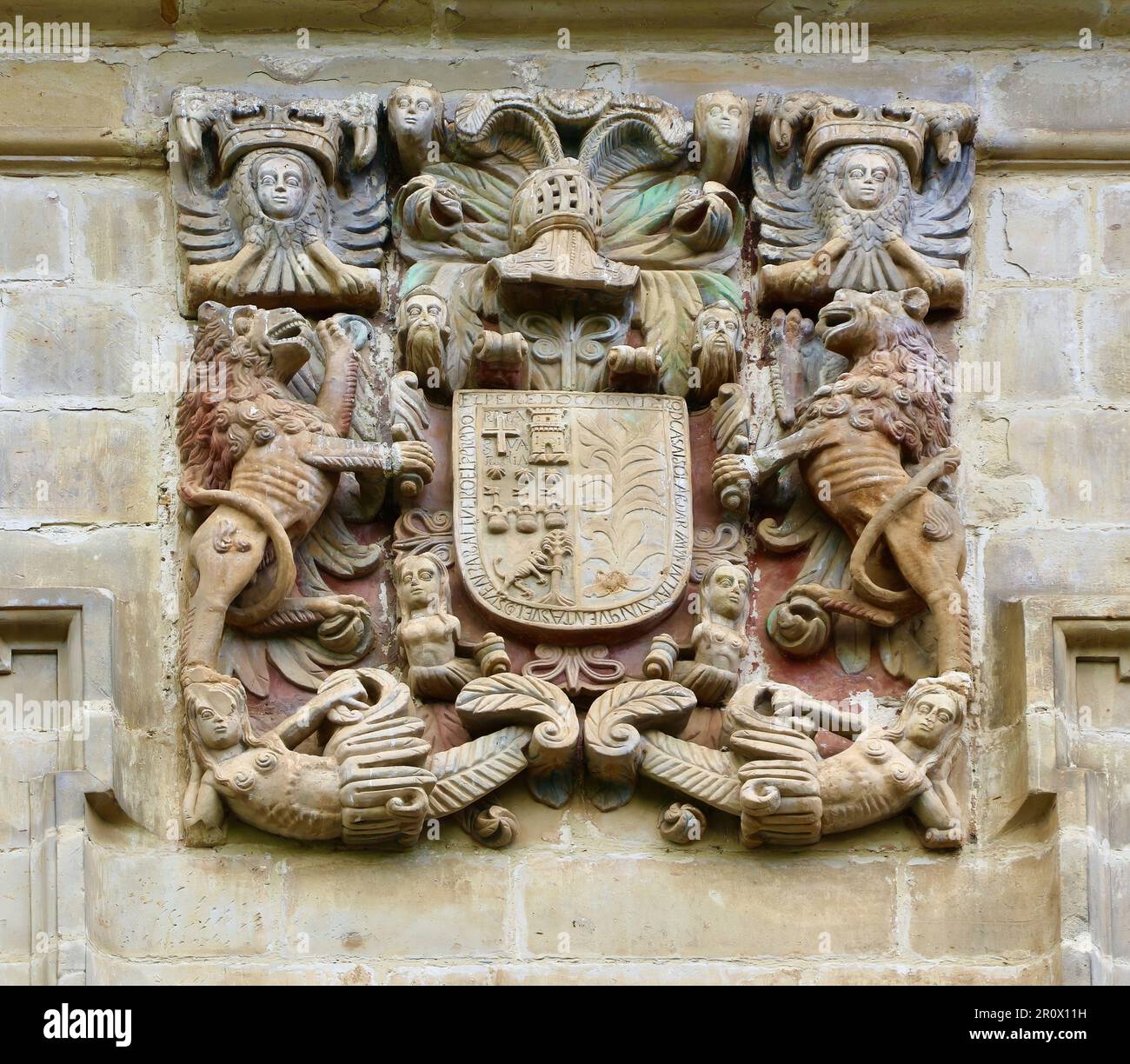 Stemma in pietra scolpita sulla facciata della Casa de los Cossío Santillana del Mar Cantabria Spagna Foto Stock
