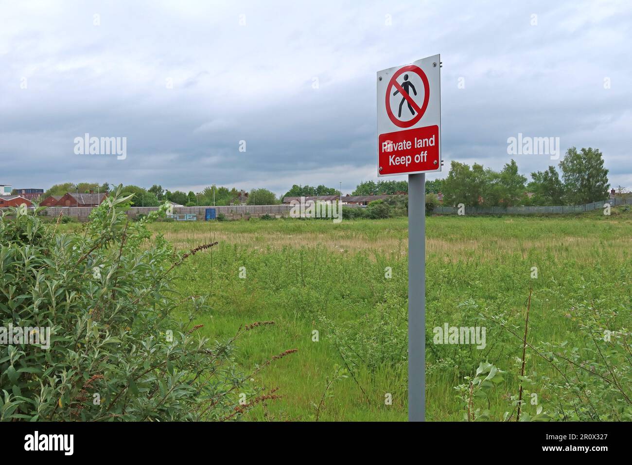 Lo spazio derelitto dello stadio originale di Wilderspool wires, Fletcher Street, Warrington, Cheshire, UK, WA4 6PY - terreno privato tenere off Foto Stock