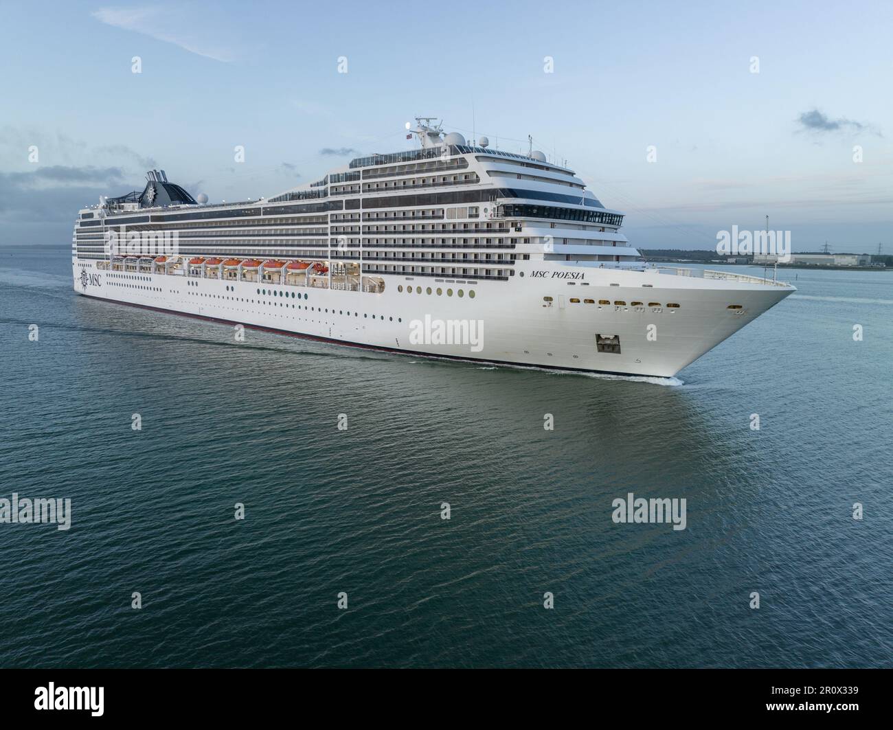 Vista aerea della nave da crociera MSC Poesia di proprietà e gestita da MSC Cruises. È una nave sorella di MSC Musica, MSC Orchestra e MSC magnifica. Foto Stock