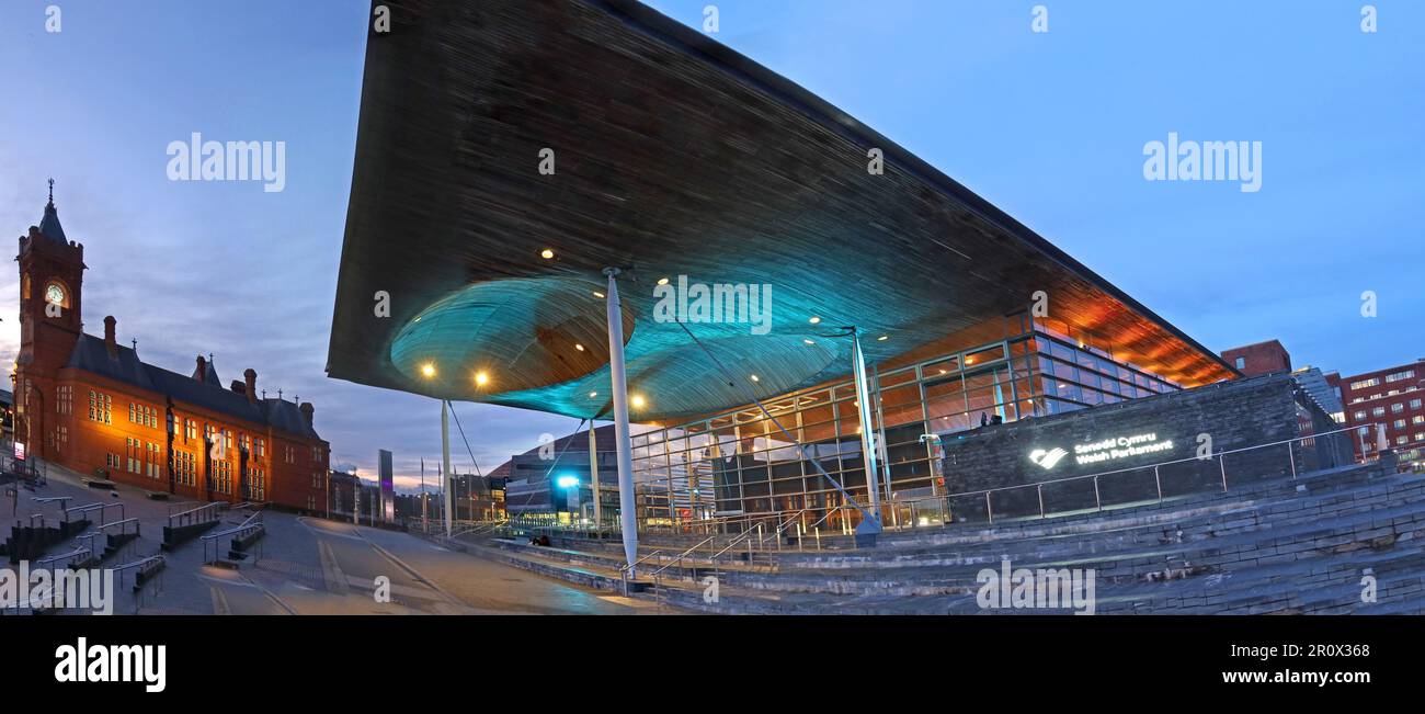 Panorama del gallese Senned, parlamento del Galles a Cardiff Bay di notte, Cymru, Regno Unito, CF99 1SN Foto Stock