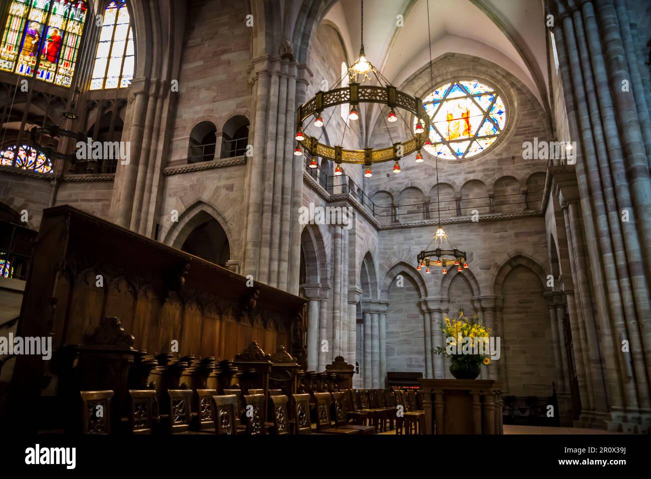 Basilea Minster, originariamente cattedrale cattolica e oggi chiesa protestante riformata. La cattedrale originale fu costruita tra il 1019 e il 1500 in epoca romana Foto Stock