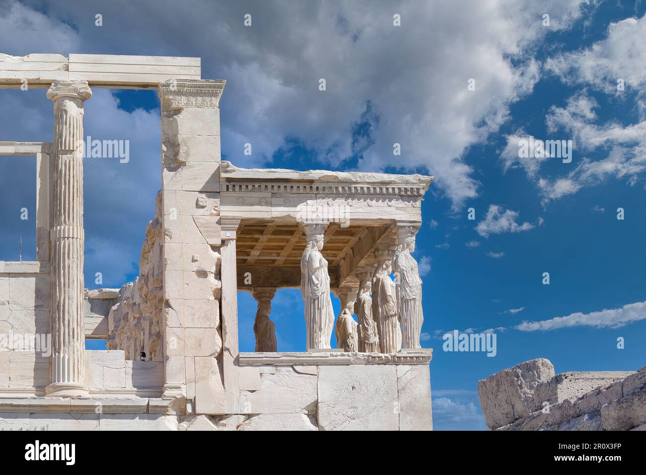 Antica Erechtheion o Erechtheum tempio con Caryatid Porch sull'Acropoli, Atene, Grecia. Famoso punto di riferimento nella collina dell'Acropoli. Foto Stock
