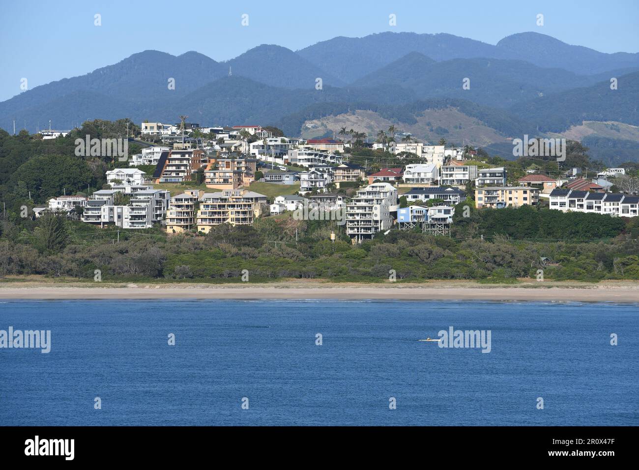 Vista aerea di Coffs Harbour sulla città, hotel di lusso, resort, spiaggia, mare blu e colline sullo sfondo - Una destinazione perfetta per le vacanze a New South Wales, Australia Foto Stock