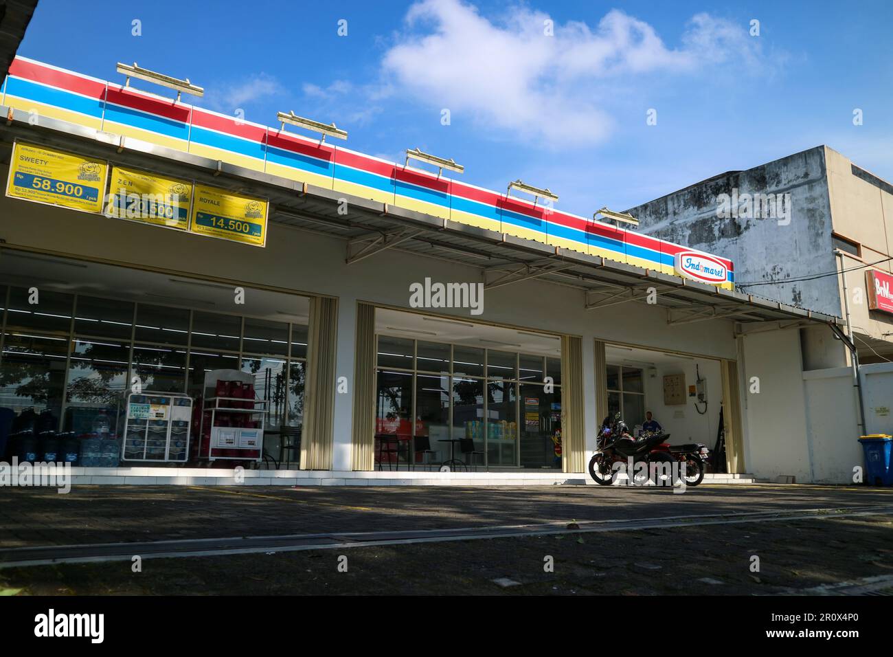 Yogyakarta, Indonesia - Marzo 18 2023: Un marchio di mini market che fornisce le necessità quotidiane della vita. PT Indomarco Prismatama o Indomaret Foto Stock