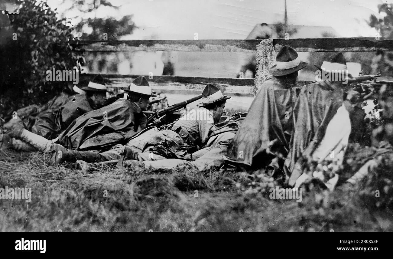 US Army Manoeuvres: La Guardia Nazionale combattendo in fondo. Unated Record Stampa guerra immagine c1914-18, WW1. L'immagine mostra guardiani armati accovacciati e sdraiati accanto a una recinzione di legno, in uniformi del tempo. Foto Stock