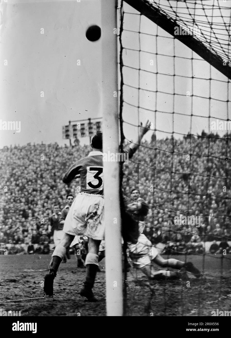 Associazione calcio foto, Western Mail ed Echo, c1950. Un colpo d'azione dalla partita tra Cardiff City e Blackburn Rovers, al Ninian Park. Città vinta 1-0. La foto mostra il custode di Blackburn che si tuffa per la palla. Foto Stock