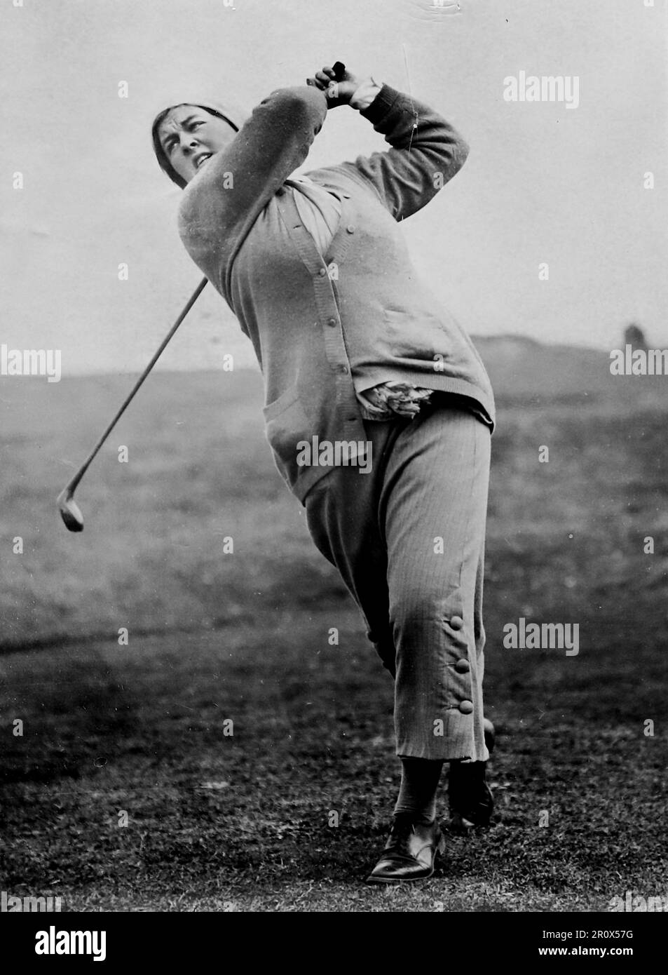 Miss Gladys Ravenscroft, finalista nel Womans Amateur Golf Championship a Hunstanton (Norfolk, Inghilterra). Non datato, c1912. La foto mostra Gladys, sul corso, a metà oscillazione. Foto Stock