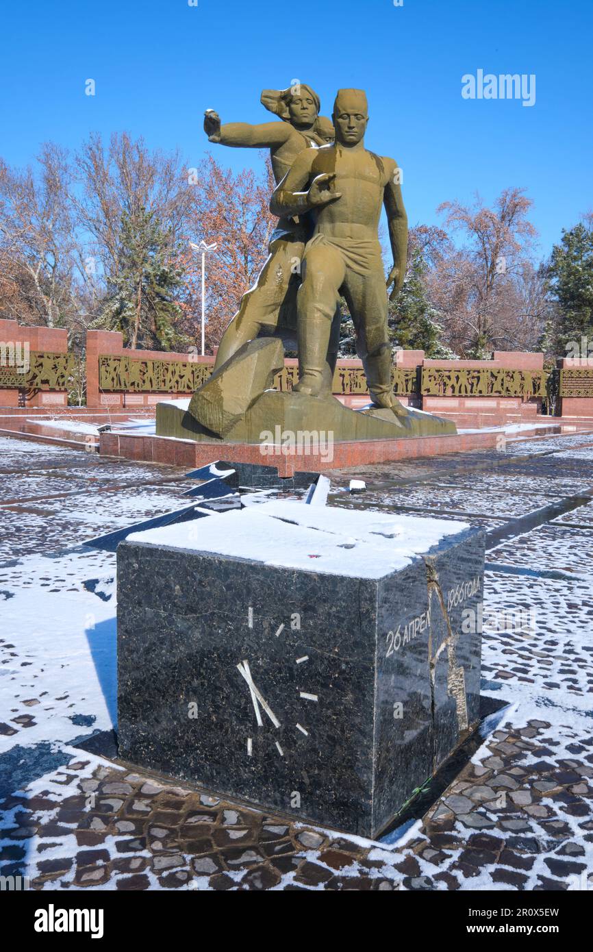 Una vista del Monumento di Courage statua con orologio rotto dal terremoto del 1966 tempo. Subito dopo una tempesta d'inverno lasciò una luce bianca spolverata di fresco Foto Stock