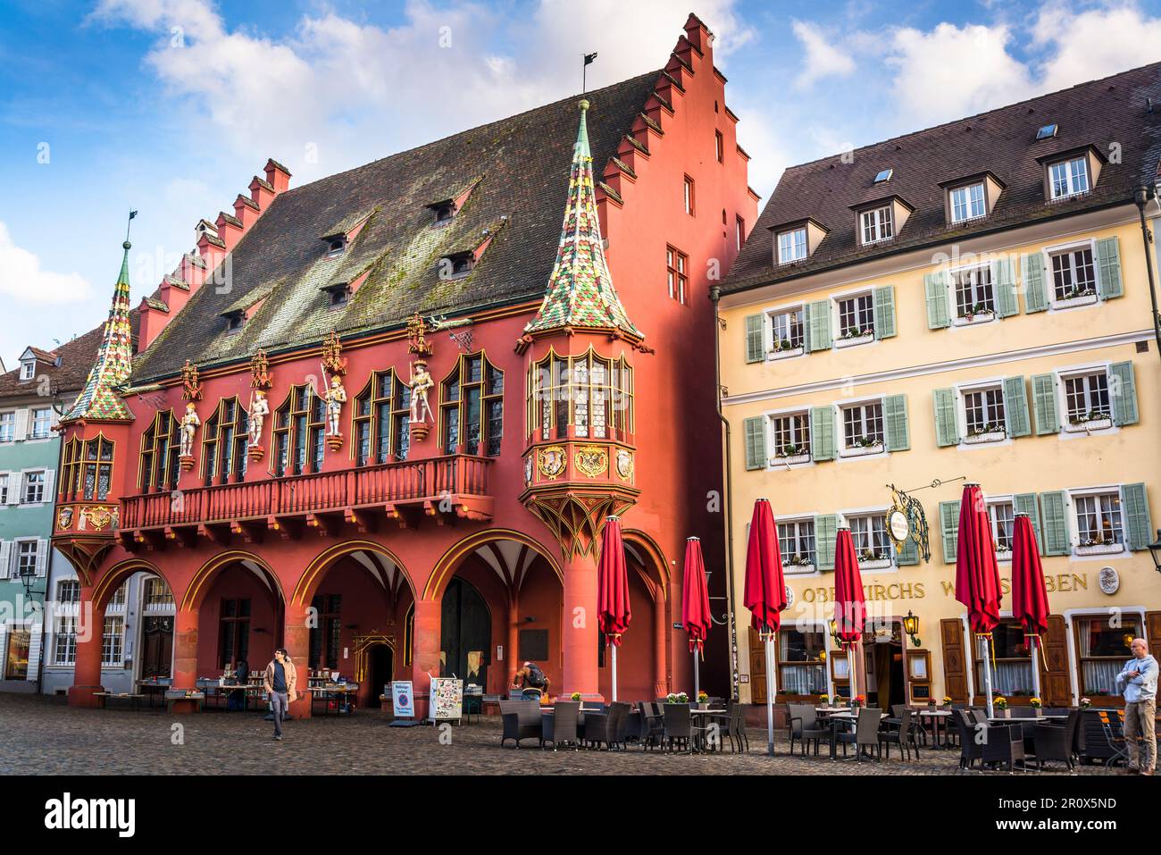 La storica Sala dei mercanti del 1520-21, Münsterplatz o Piazza della Cattedrale, la Città Vecchia, Friburgo in Breisgau, Baden-Württemberg, Germania Foto Stock