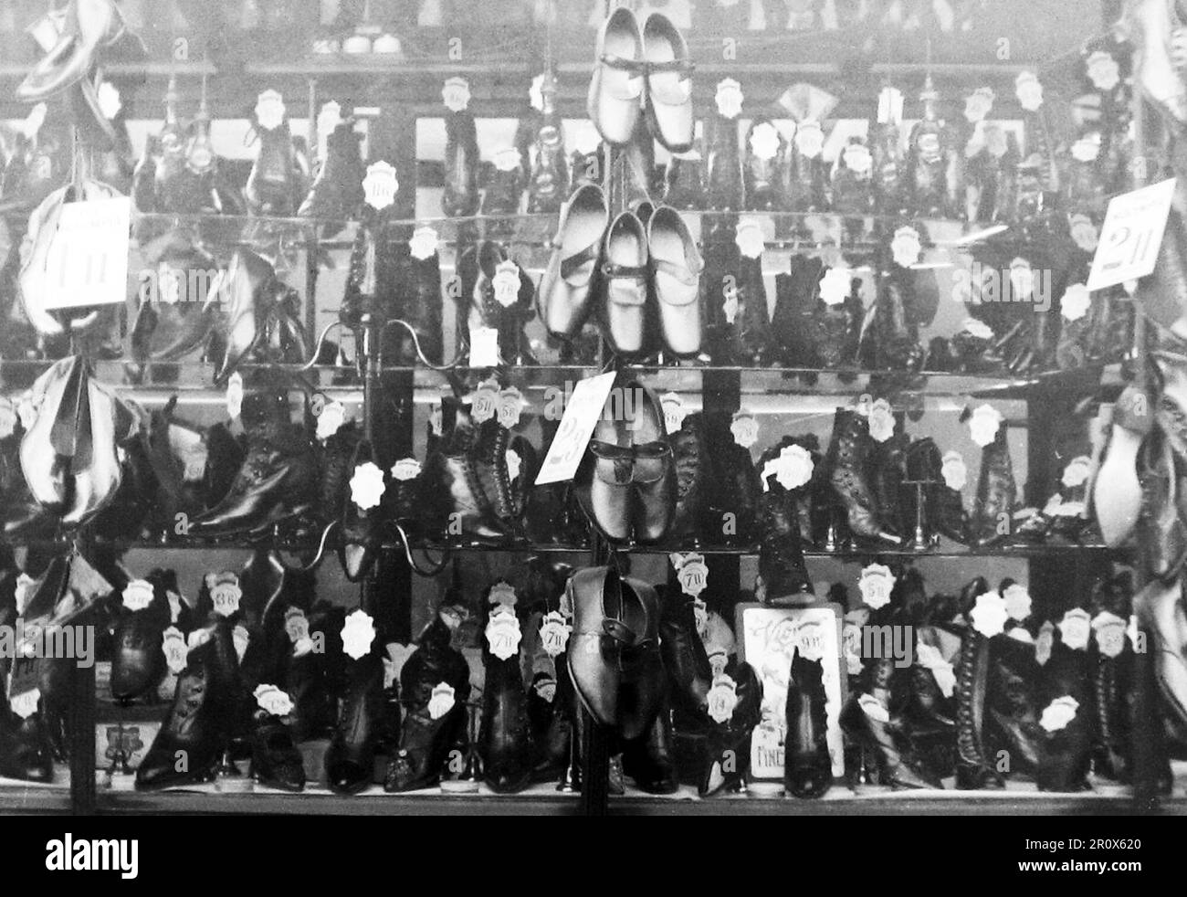 Vetrina del negozio di scarpe, inizio 1900s Foto Stock