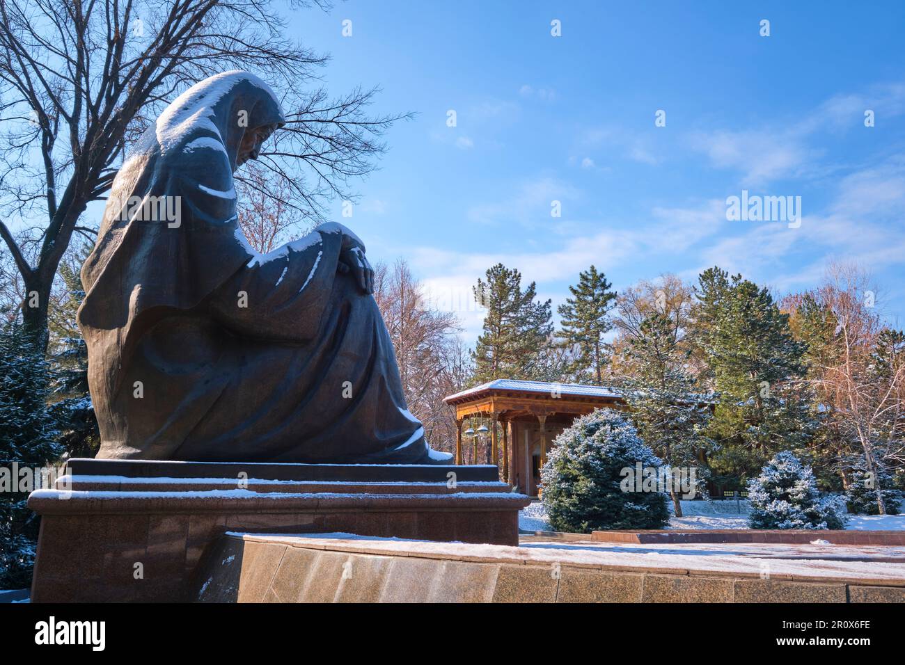 Vista della statua della Madre triste alla seconda guerra mondiale, il complesso commemorativo della Grande Guerra Patriottica. Subito dopo una tempesta d'inverno lasciò una luce bianca spolverata di neve fresca Foto Stock
