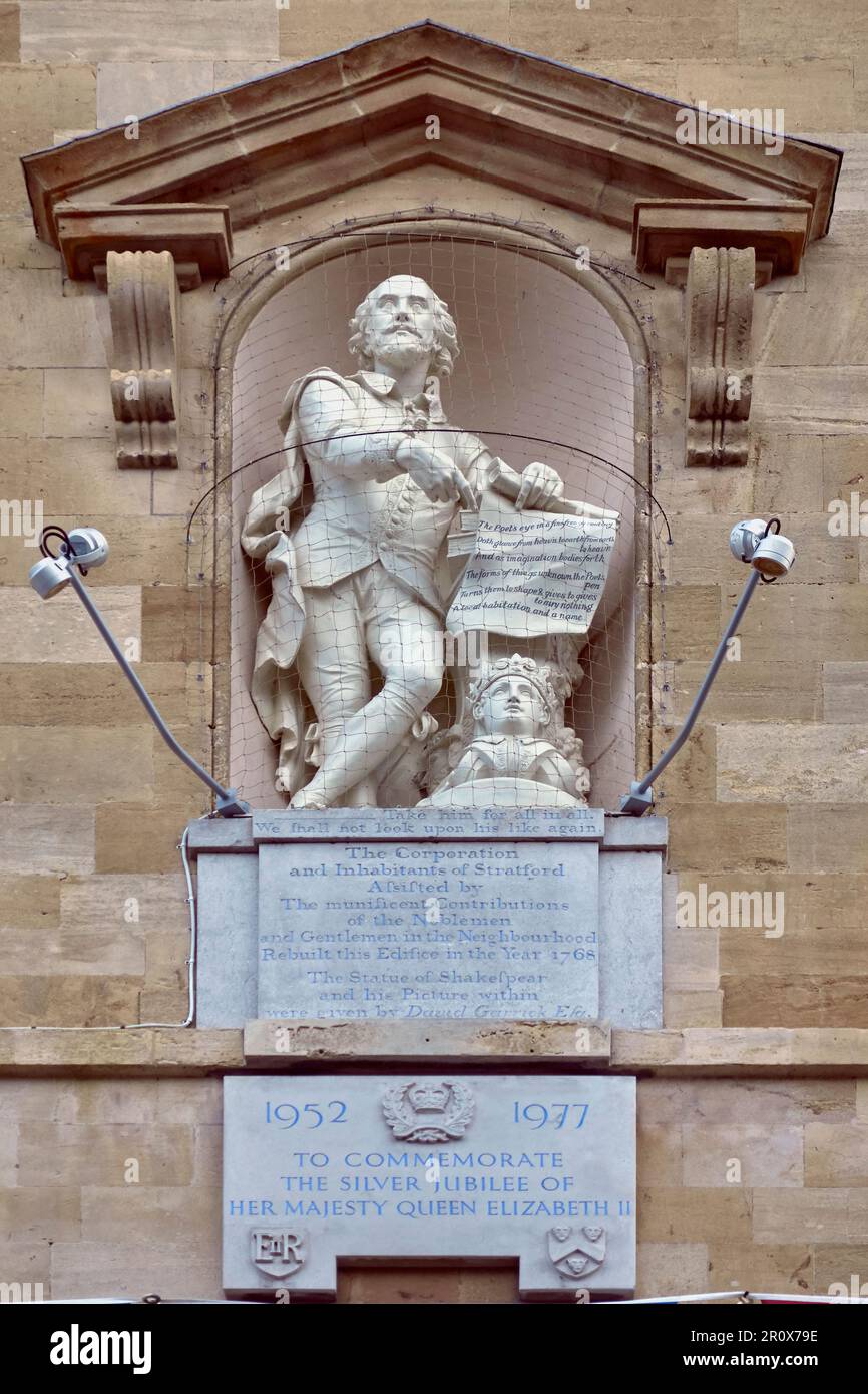 Statua di William Shakespeare. Il Municipio Stratford Upon Avon, e la targa del Giubileo d'argento della Regina Elisabetta II, 1952-1977, Inghilterra, Regno Unito. Foto Stock