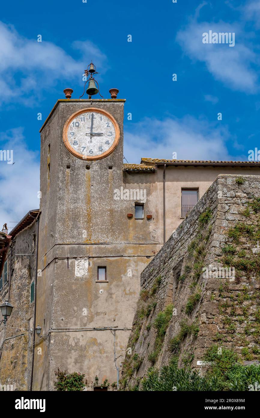 La torre dell'orologio nel centro storico di Capodimonte, Viterbo, Italia Foto Stock