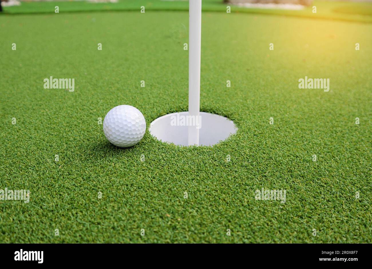 Golf ball su labbro Cup - concetto di sport e ricreazione Foto Stock