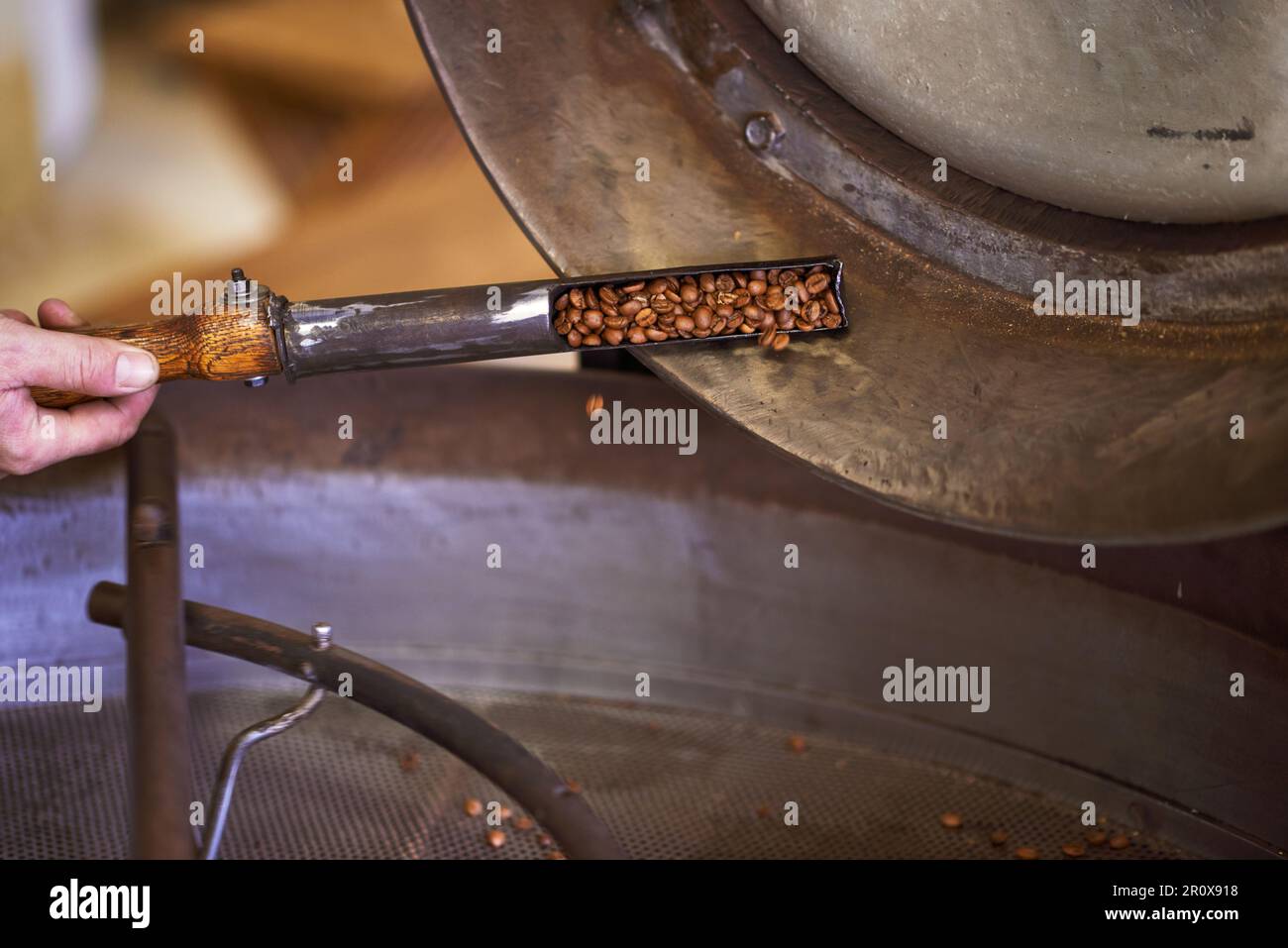 Gli umili inizi del caffè. una macchina per macinare e tostare i chicchi di caffè. Foto Stock