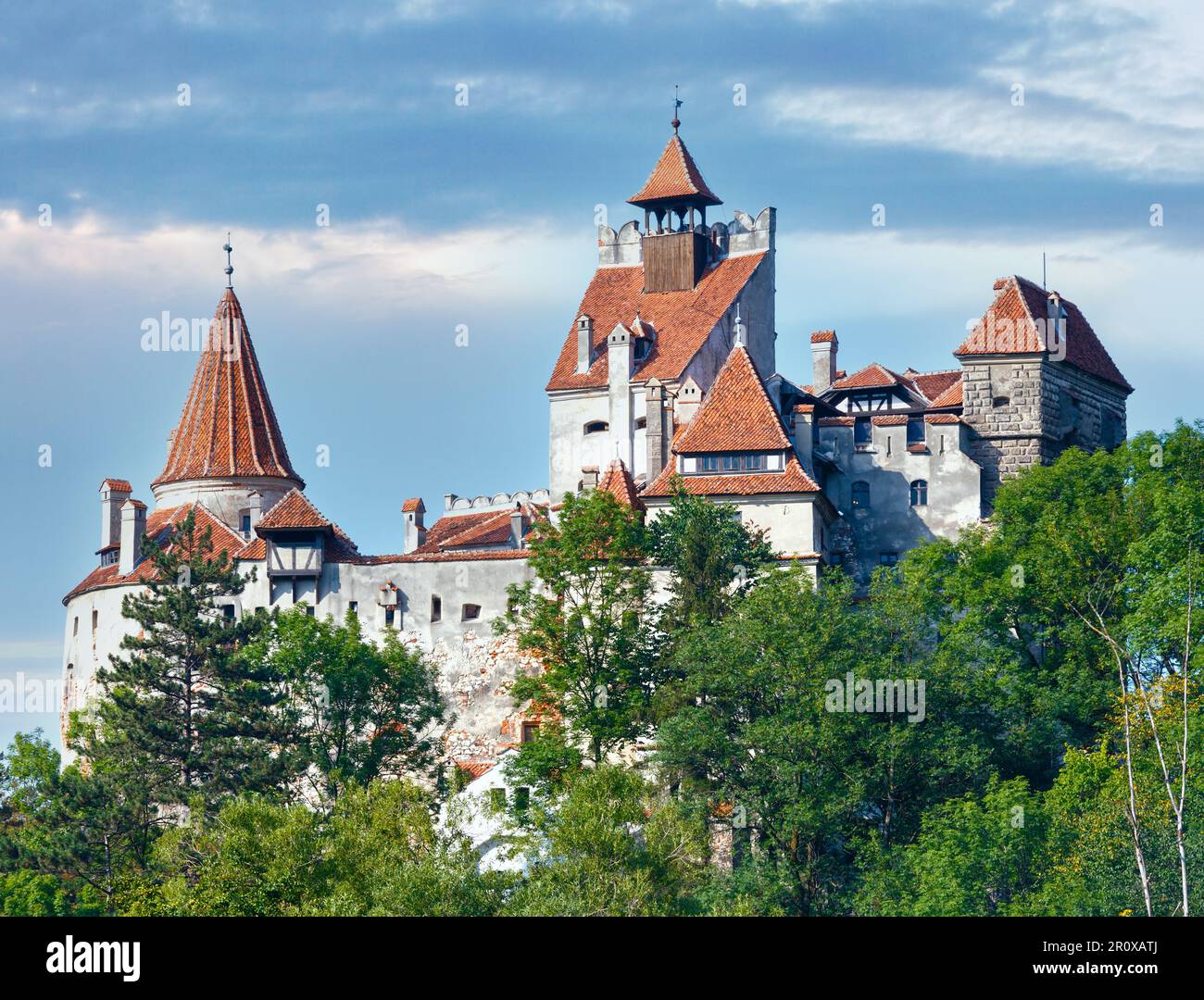 Bran (o Draculas) Castello vista estiva (vicino Brasov, Romania). Costruito nel 1212. Foto Stock