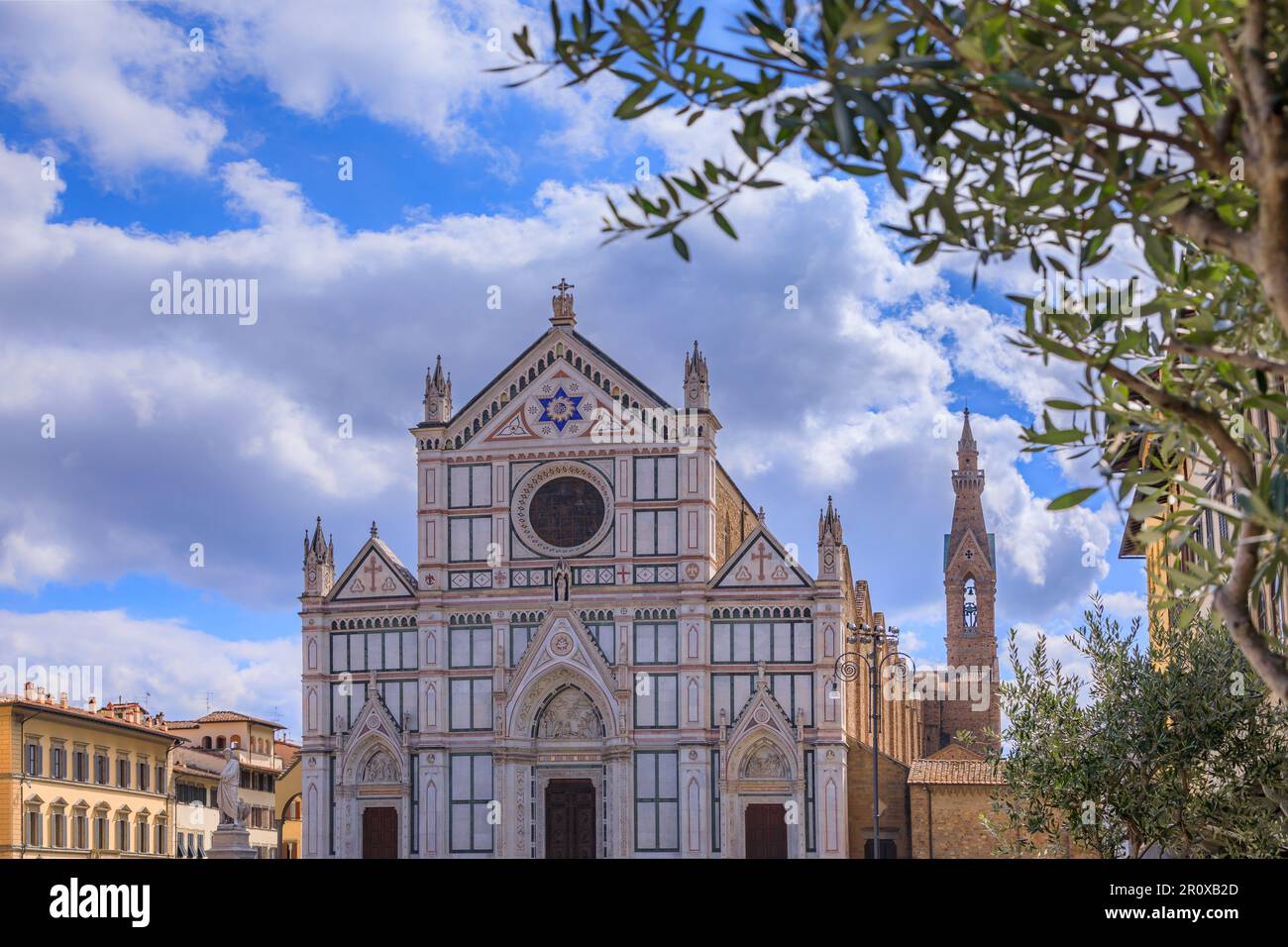 La Basilica della Santa Croce, capolavoro francescano di Firenze: Vista della facciata gotica revival. Foto Stock