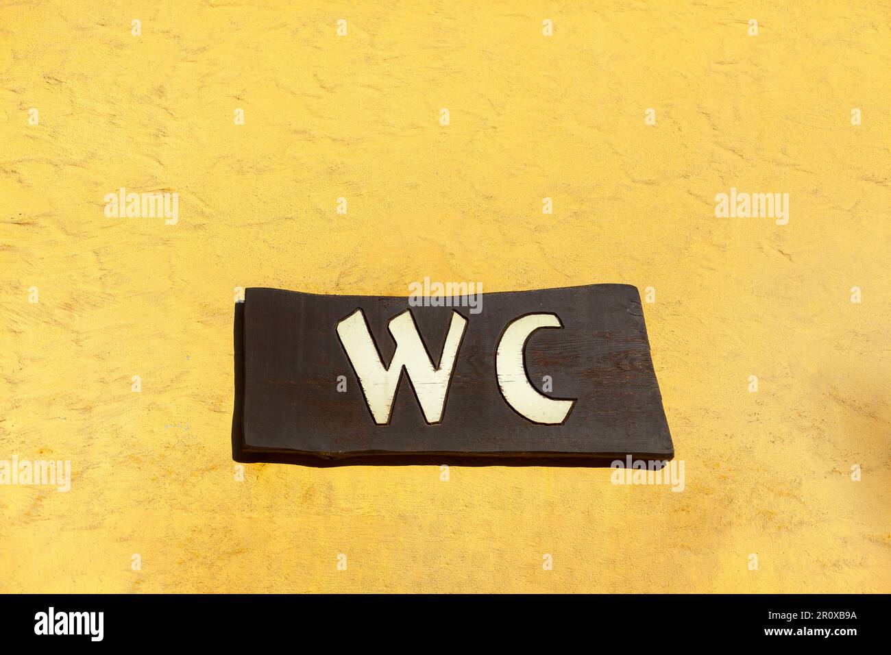 Iscrizione segno WC . Iscrizione al gabinetto con cartello Foto Stock