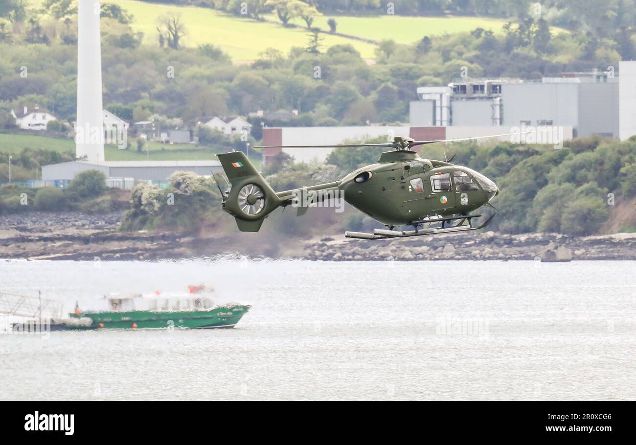 Cobh, Cork, Irlanda. 09th maggio, 2023. Un Air Corps Airbus H135 Heelopter che esegue esercizi di basso livello sul porto di Cobh, Co. Cork, Irlanda. - Credit; David Creedon / Alamy Live News Foto Stock