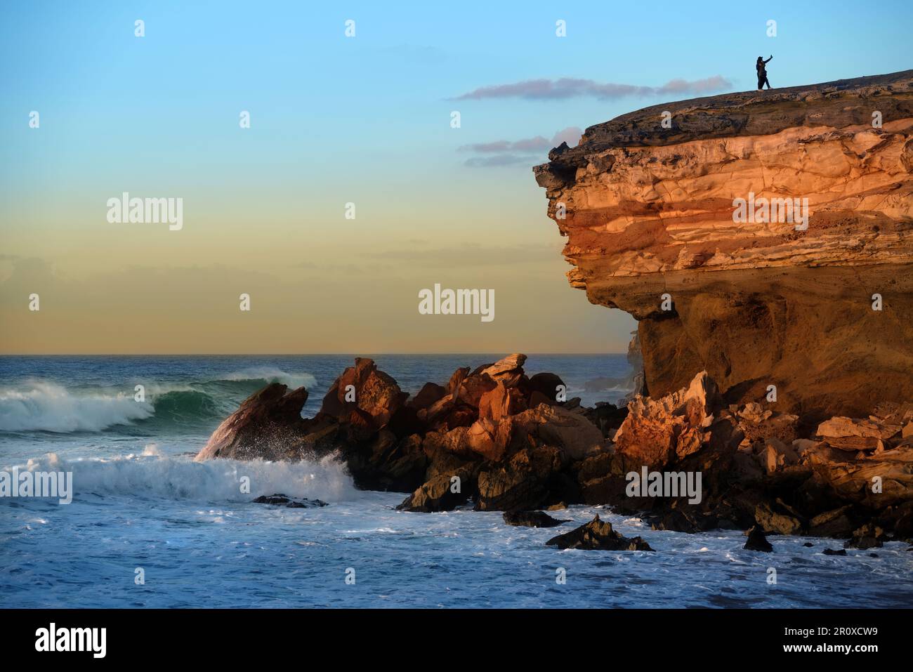 Cima della roccia Punta de Guadalupe vicino a la Pared, Fuerteventura alla luce del tramonto Foto Stock