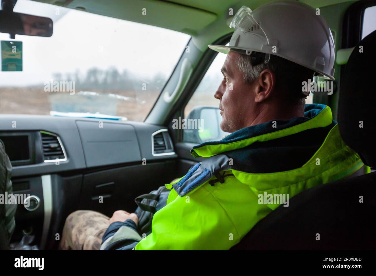 Ust-Luga, Leningrado oblast, Russia - 16 novembre 2021: Supervisore ingegnere in macchina Foto Stock