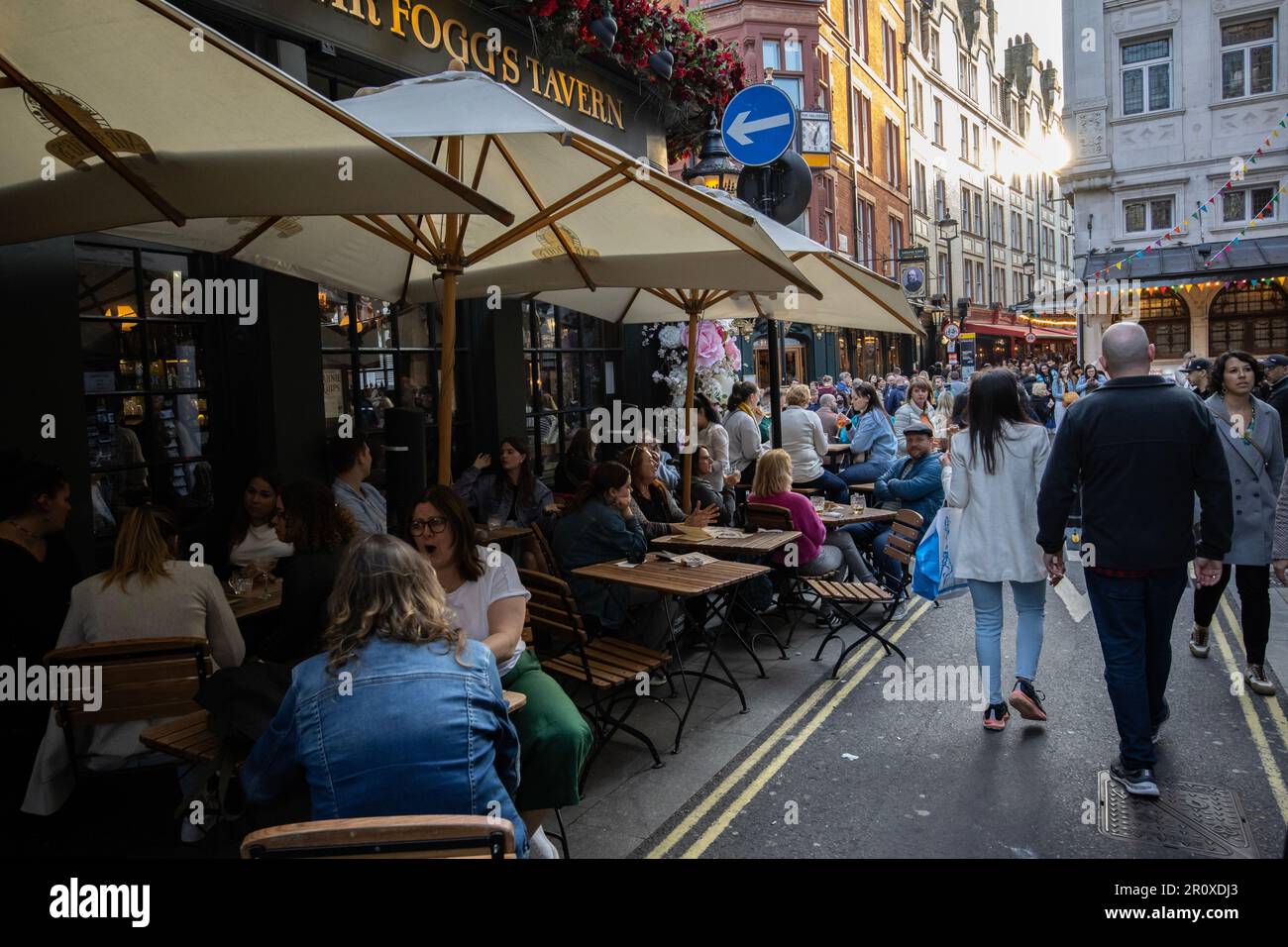 I turisti si siedono fuori alla MR Fogg's Tavern, a St Martin's Lane, nel cuore del West End di Londra, Inghilterra, Regno Unito Foto Stock
