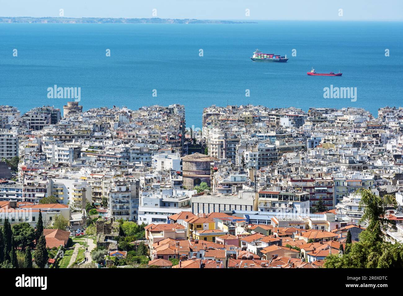 Città di Salonicco, vista panoramica aerea sulle case, la torre Rotunda di Galerio e il blu del Mar Mediterraneo in una giornata di sole, capitale di Mace Foto Stock