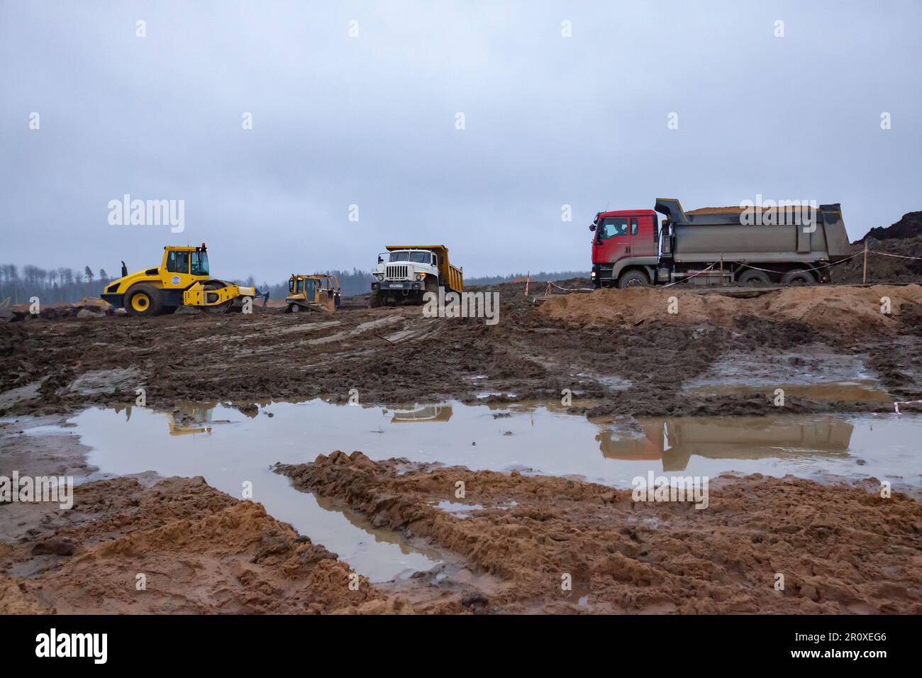 Ust-Luga, Leningrado oblast, Russia - 16 novembre 2021: Cantiere in caso di pioggia. Foto Stock