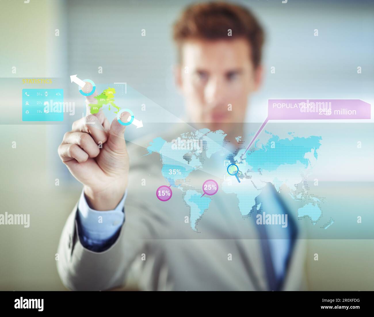 Connesso a un mercato globale. un bel giovane uomo d'affari che utilizza un'interfaccia digitale. Foto Stock