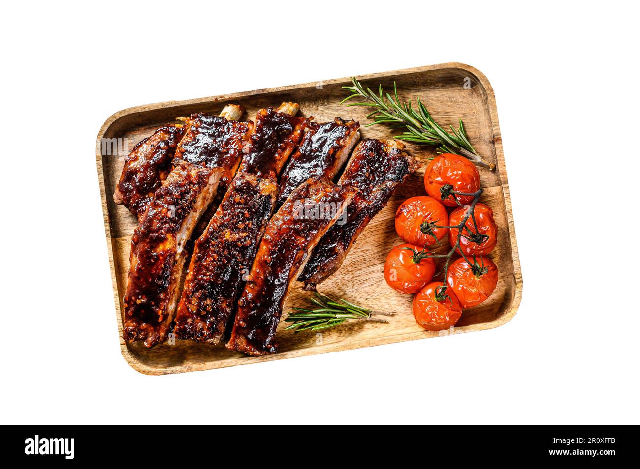 Deliziose costolette alla griglia condite con una salsa piccante e servite con pomodori al forno. Isolato su sfondo bianco Foto Stock