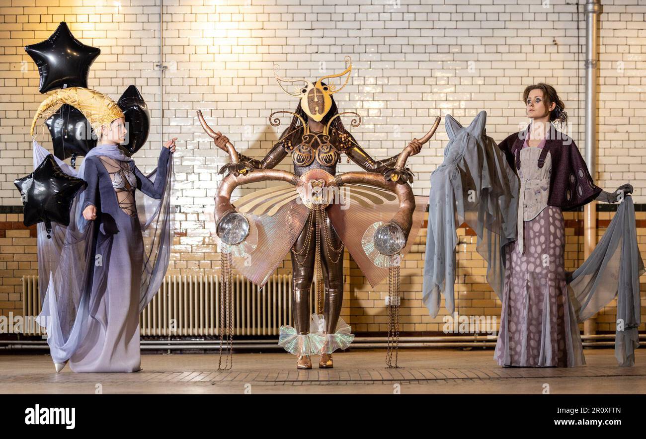 Edimburgo, Regno Unito. 10 Maggio 2023 nella foto: L to R Una selezione di costumi (primo personaggio e secondo designer) Sleep (Anna Gradetchilleva), Mid World Dancer (Ryan dai), tributario (Holly Smith), e Lady in the Grey (Iona Lynch). Costumi magici ispirati alle donne, il film Chicken Run e un romanzo di Stephen King sono tra le creazioni presentate dagli studenti dell'Edinburgh College of Art. Gli abiti e gli esecutori saranno al centro del palcoscenico in uno spettacolo teatrale presso la Queen’s Hall di Edimburgo, il 26 maggio, che rivelerà le creazioni degli studenti che studiano Costume da performance. Credito: Rich Dy Foto Stock