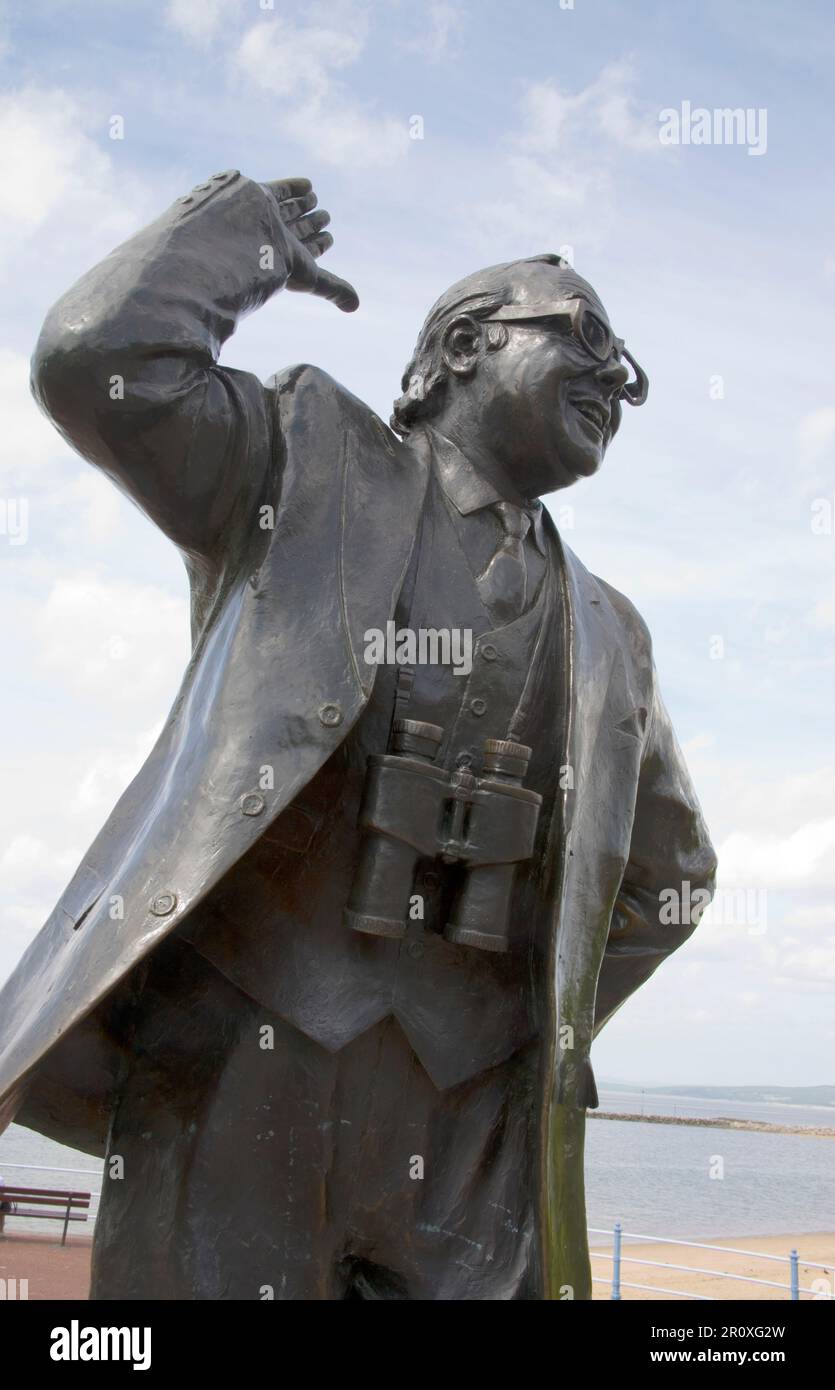 Statua del comico Eric Morecambe sul lungomare di morecambe oj la costa del lancashire Foto Stock