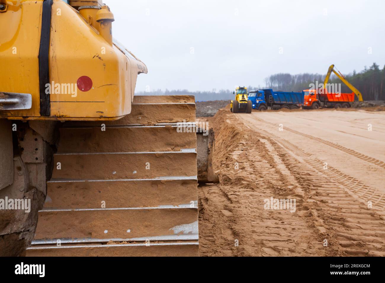 Foto di primo piano dei cingoli dell'apripista o dell'escavatore Foto Stock