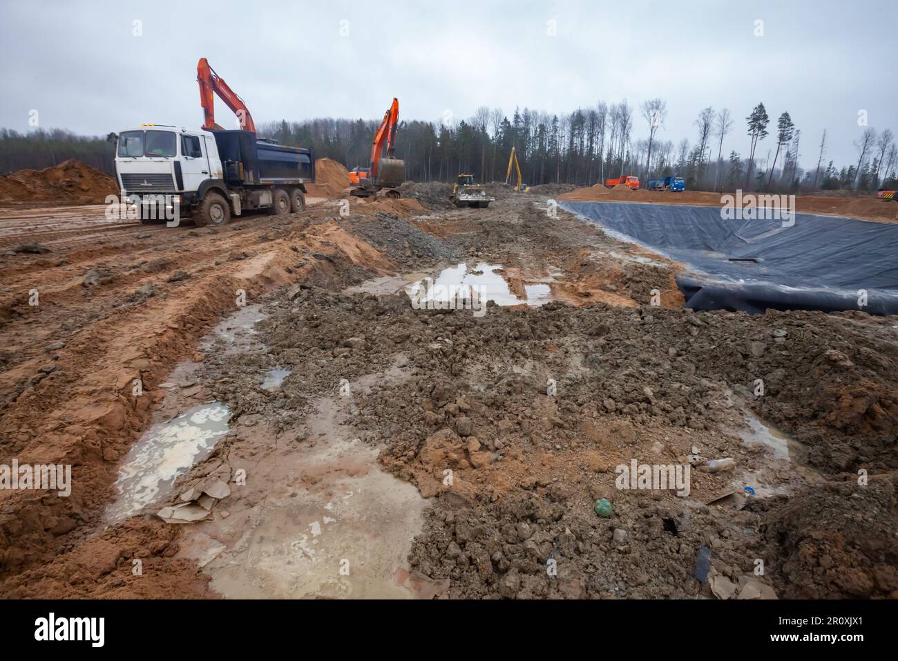 Ust-Luga, Leningrado oblast, Russia - 16 novembre 2021: Lavori a terra e creazione di fossati di rifiuti chimici (a destra). Foto Stock