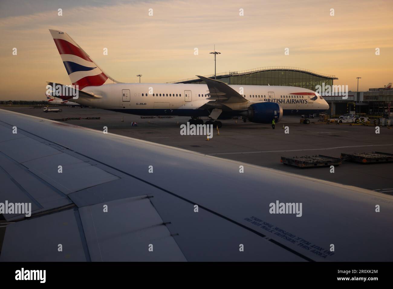 AEROPORTO DI HEATHROW, LONDRA, INGHILTERRA – MAGGIO 7 2023, aerei Jet della British Airways al Terminal 5 dell'Aeroporto di Heathrow, Inghilterra Foto Stock