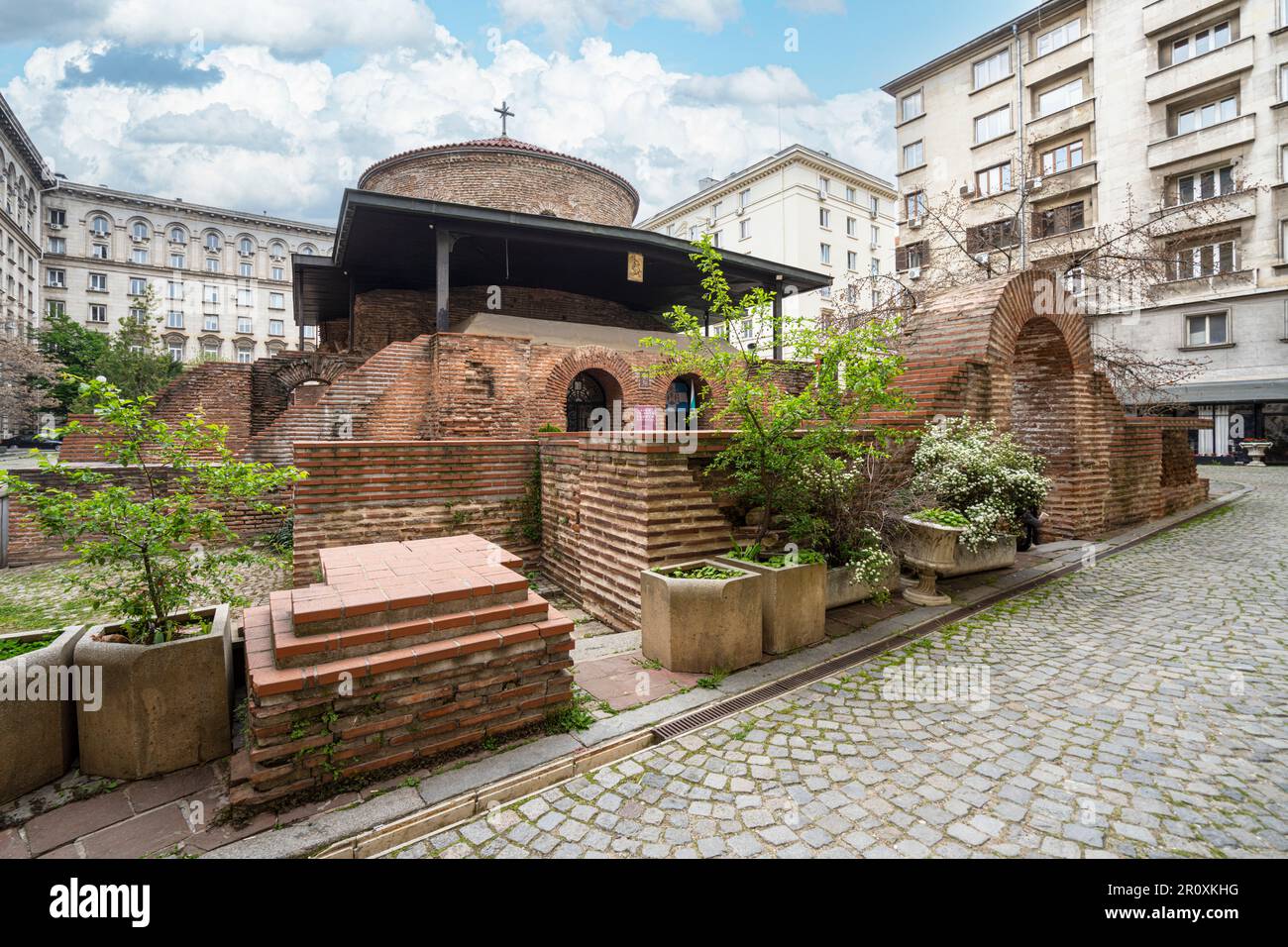 Sofia, Bulgaria. Maggio 2023. Vista esterna della Chiesa di San George tra gli edifici nel centro della città Foto Stock