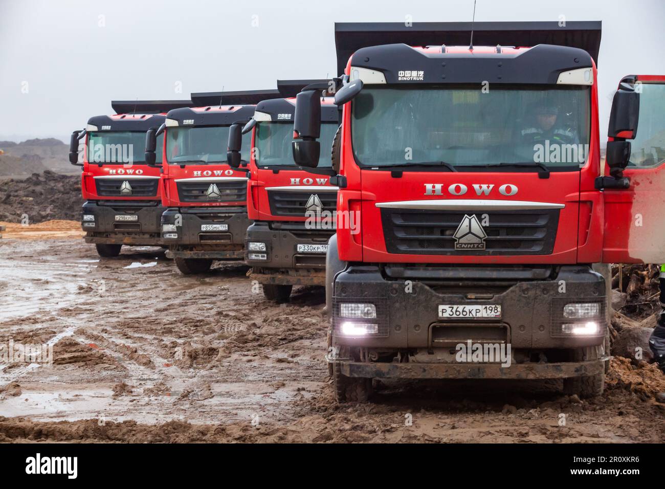 Ust-Luga, Leningrado oblast, Russia - 16 novembre 2021: Howo camion di scarico parcheggio di cantiere Foto Stock