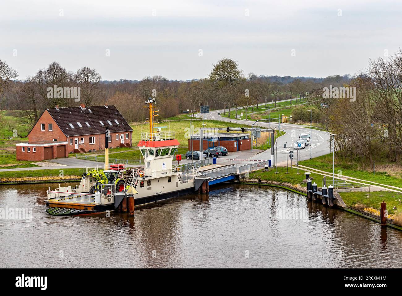 STRALSUND (ENI: 5041910) Entroterra, traghetto in attesa di attraversare il canale Kiel nella Germania settentrionale. Foto Stock