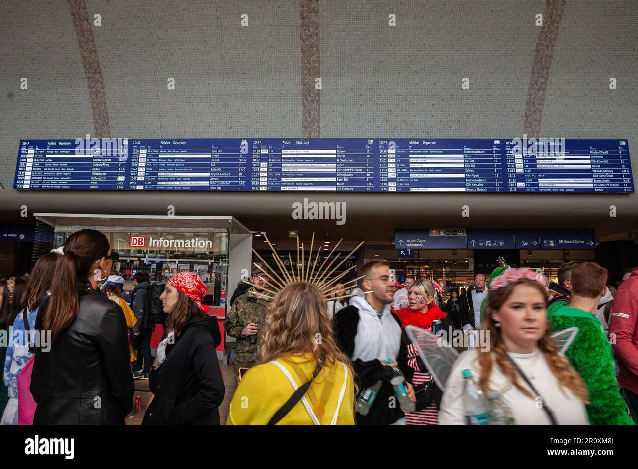 Immagine della sala principale della stazione ferroviaria di Koln Hbf, appartenente alla DB Deutschbahn, con particolare attenzione alle schermate delle partenze e degli arrivi. Foto Stock