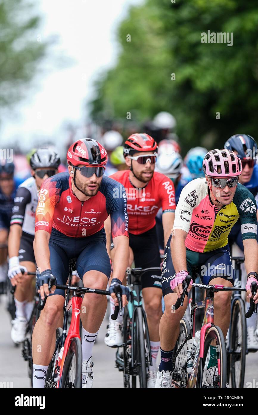 Termoli, Italia. 08th maggio, 2023. Filippo Ganna (L) d'Italia e il Team INEOS Grenadiers e Alberto Bettiol (R) d'Italia e il Team EF Education - Easypost durante la terza tappa del giro d'Italia 106th 2023 - transito a Termoli. Credit: SOPA Images Limited/Alamy Live News Foto Stock