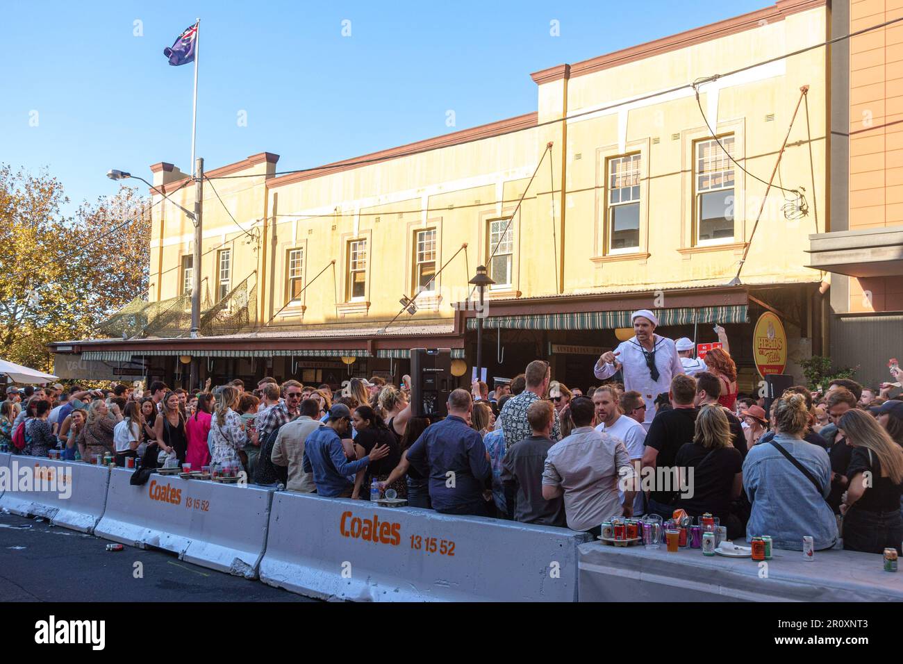 I marinai che conducono una partita a due all'Australian Heritage Hotel di Sydney il giorno ANZAC Foto Stock