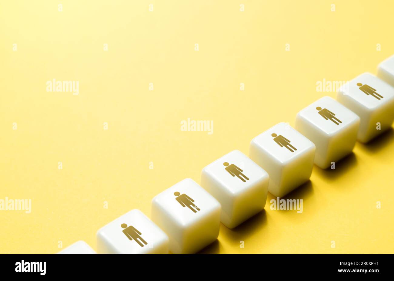 Simboli delle persone sui blocchi. Spazio di copia. Risorse umane e forza lavoro. Assegnazione di personale e selezione di candidati. Foto Stock