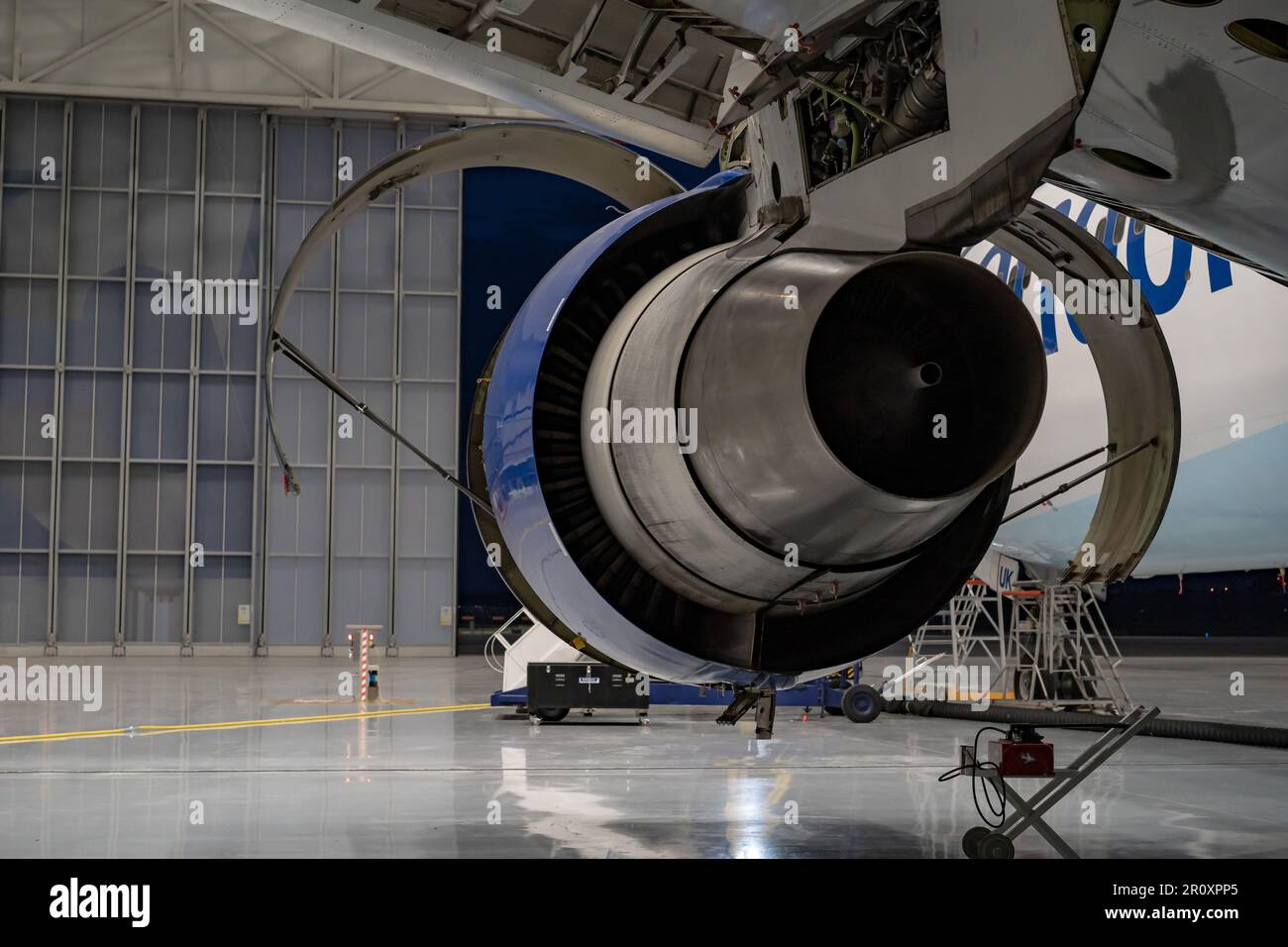 Riparazione dell'aereo nell'hangar. Motore dell'aeromobile sull'ala. Foto Stock
