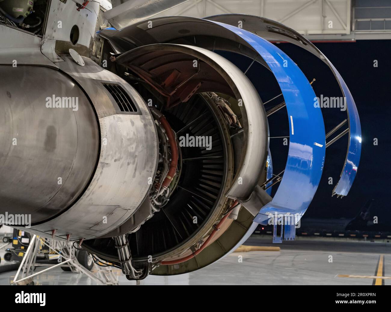 Dettaglio dell'aeromobile. Manutenzione del motore dell'aeromobile nell'hangar. Foto Stock