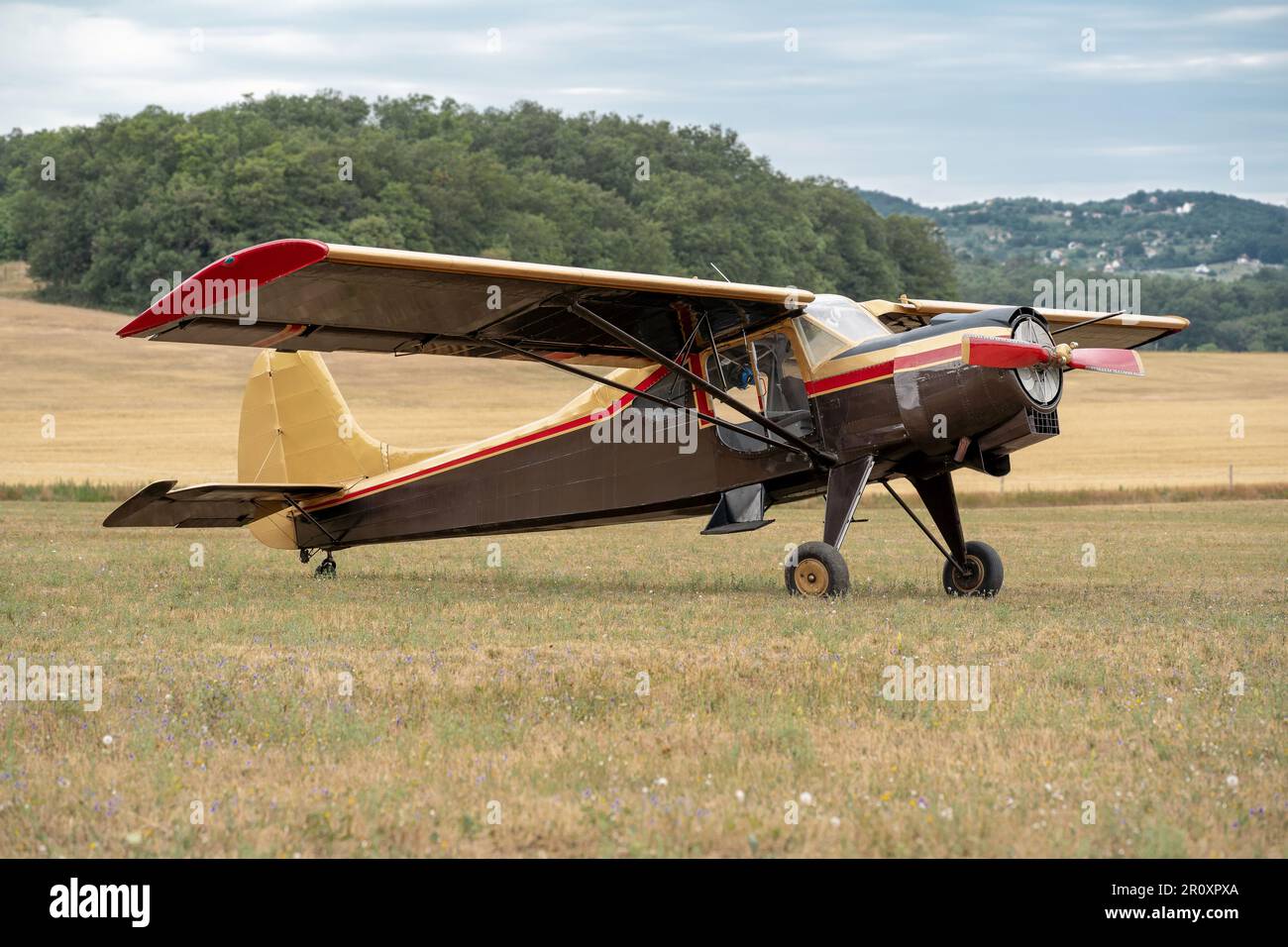 Vecchio aereo classico sul campo. Biplanare. Motore radiale a nove cilindri. Paesaggio sullo sfondo. Foto Stock
