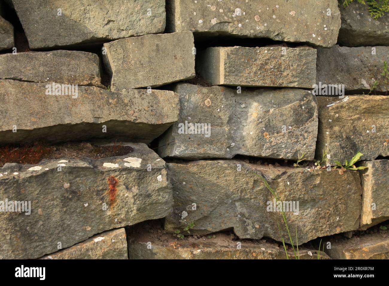 Un'immagine di una pila di pietre, impilate con cura l'una sull'altra, in un ambiente esterno Foto Stock